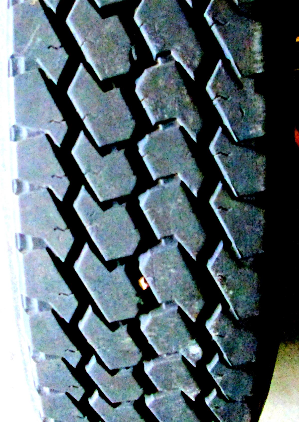11R24.5 Tire 80% Tread Mounted on 10 Hole Rim Aeolus Semi-Truck